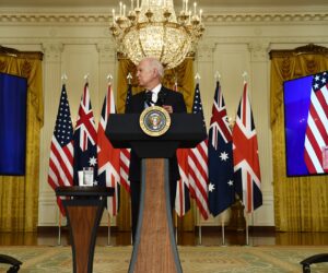 Presidenti amerikan Joe Biden merr pjesë në një konferencë shtypi virtuale mbi sigurinë kombëtare me kryeministrin britanik Boris Johnson (në të djathtë) dhe kryeministrin australian Scott Morrison